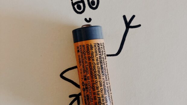 Illustration of an ultrafast battery charging in just five minutes.